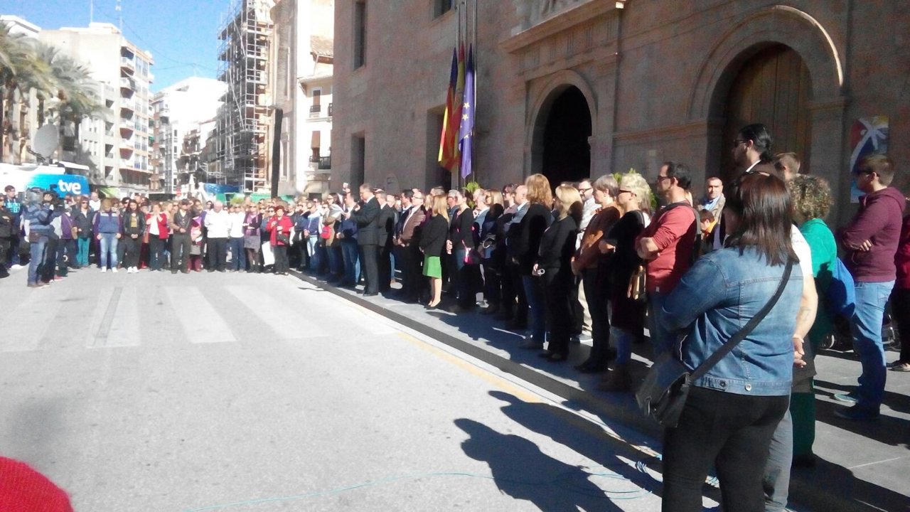 Concentración a las puertas del  Ayuntamiento de Llíria