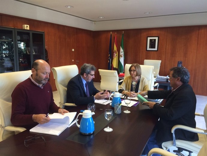 Antonio Gutiérrez Limones en la reunión con Adelaida de la Calle Martín.