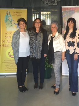 Luna (2ª izda.) con respresentantes de la asociación