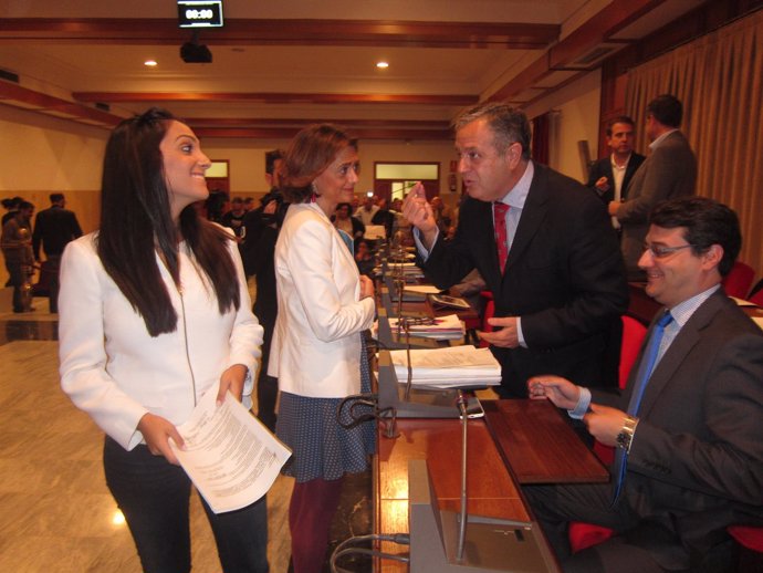Ediles del PP con la concejal del PSOE Carmen González