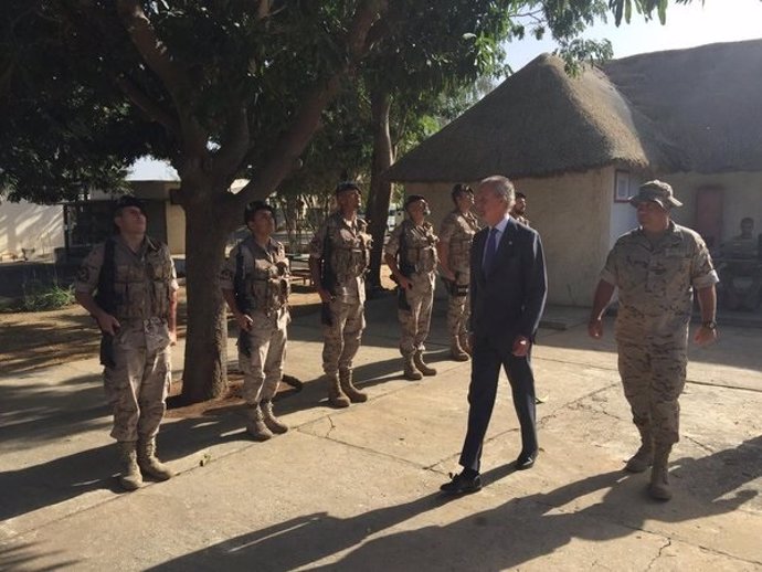 Pedro Morenés visita a las tropas españolas en Senegal