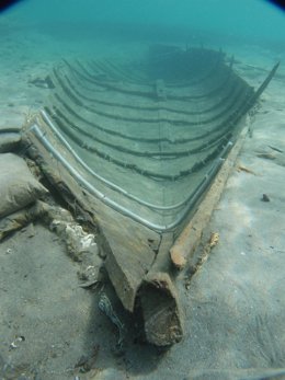 Imagen del barco fenicio descubierto en la Playa de la Isla de Mazarrón