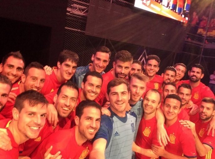 Casillas se hace un selfie con sus compañeros de selección