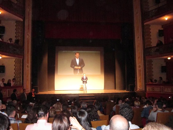 Albert Rivera en un acto público en el Gran Teatro de Cáceres