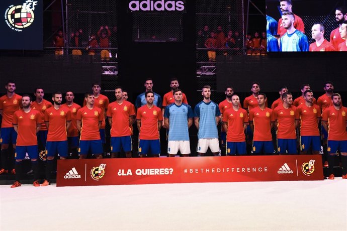 La selección española presenta su nueva camiseta para la Eurocopa 2016