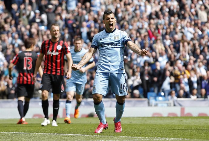 El Kun Agüero celebra un gol con el Manchester City