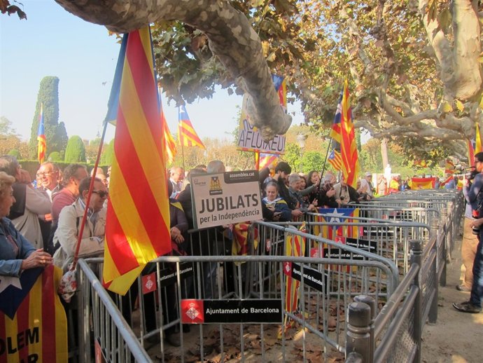 Partidarios y detractores de la independencia ante el Parlament