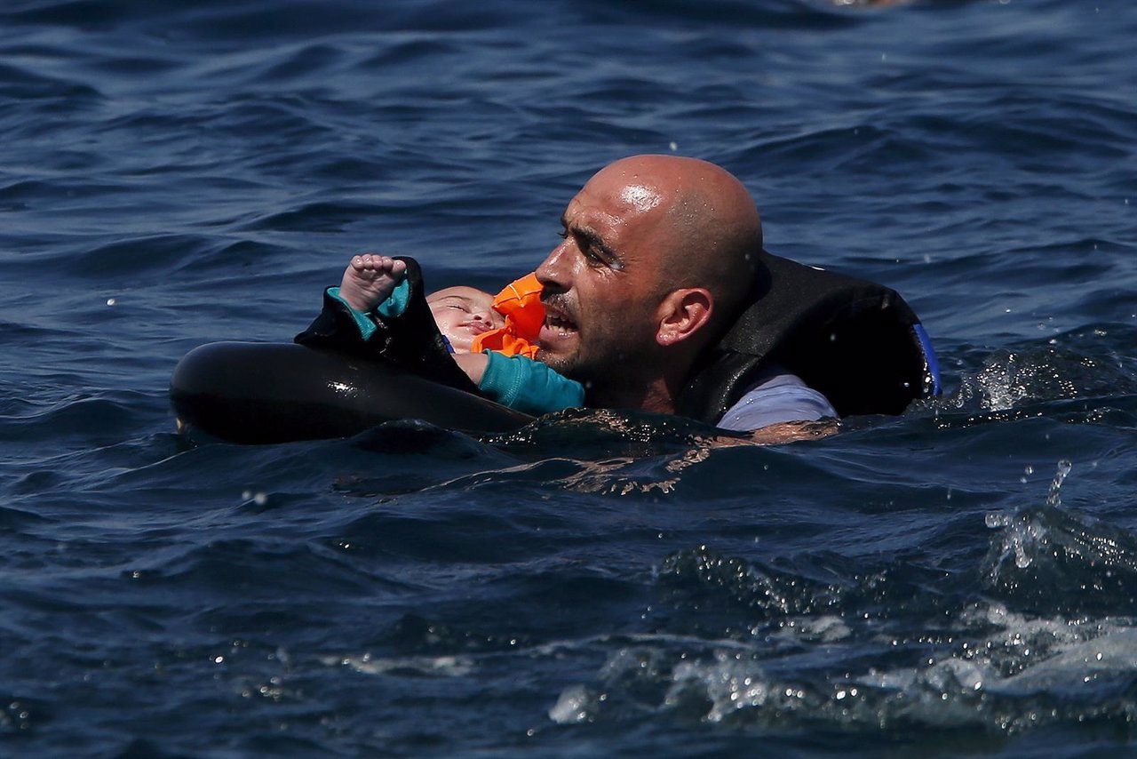 Refugiado sirio en el mar con un bebé