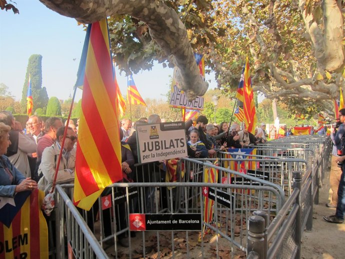 Partidarios y detractores de la independencia ante el Parlament