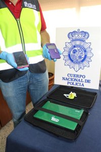 Detenida por vender imágenes de sus hijas menores desnudas en Internet