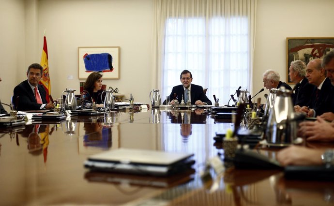 Rajoy preside el Consejo de Ministros para recurrir la resolución