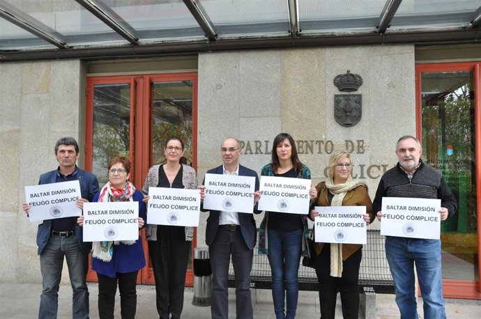 O GRUPO PARLAMENTAR DO BNG CONCENTRASE NAS PORTAS DO PARLAMENTO PARA PEDIR A DIM