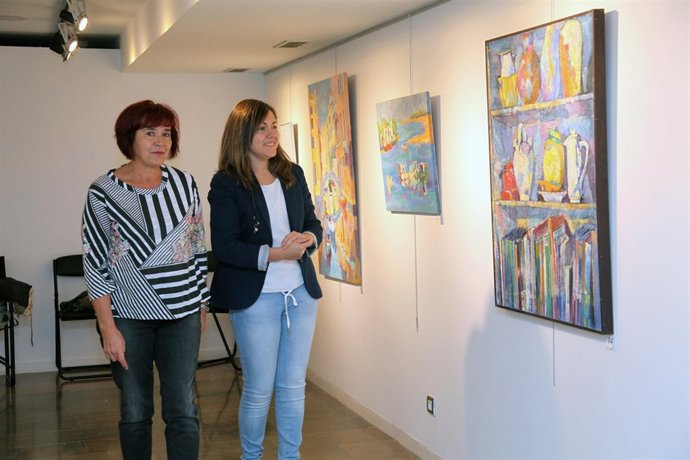 Blanca Calderón (izquierda) acompañada de la concejala de Juventud.