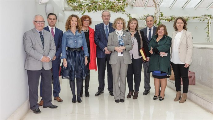 La vicepresidenta con el equipo de su consejería en el Parlamento
