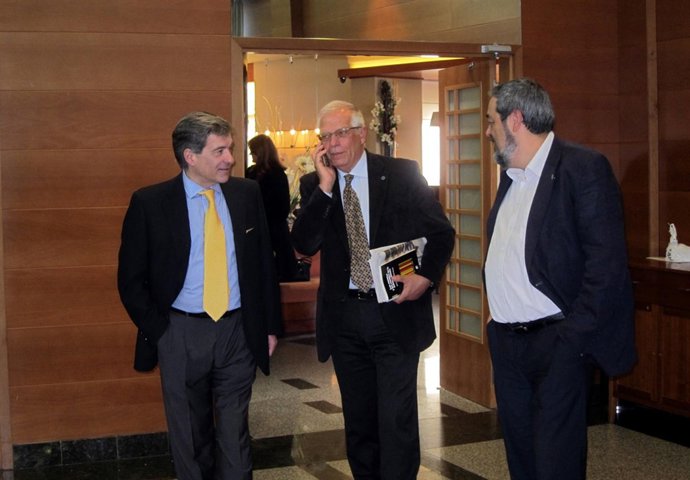 Borrel (C) y el director de El Norte (D) llegan al foro