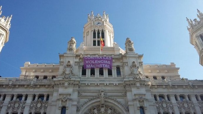 Pancarta de 7N en el Ayuntamiento de Madrid