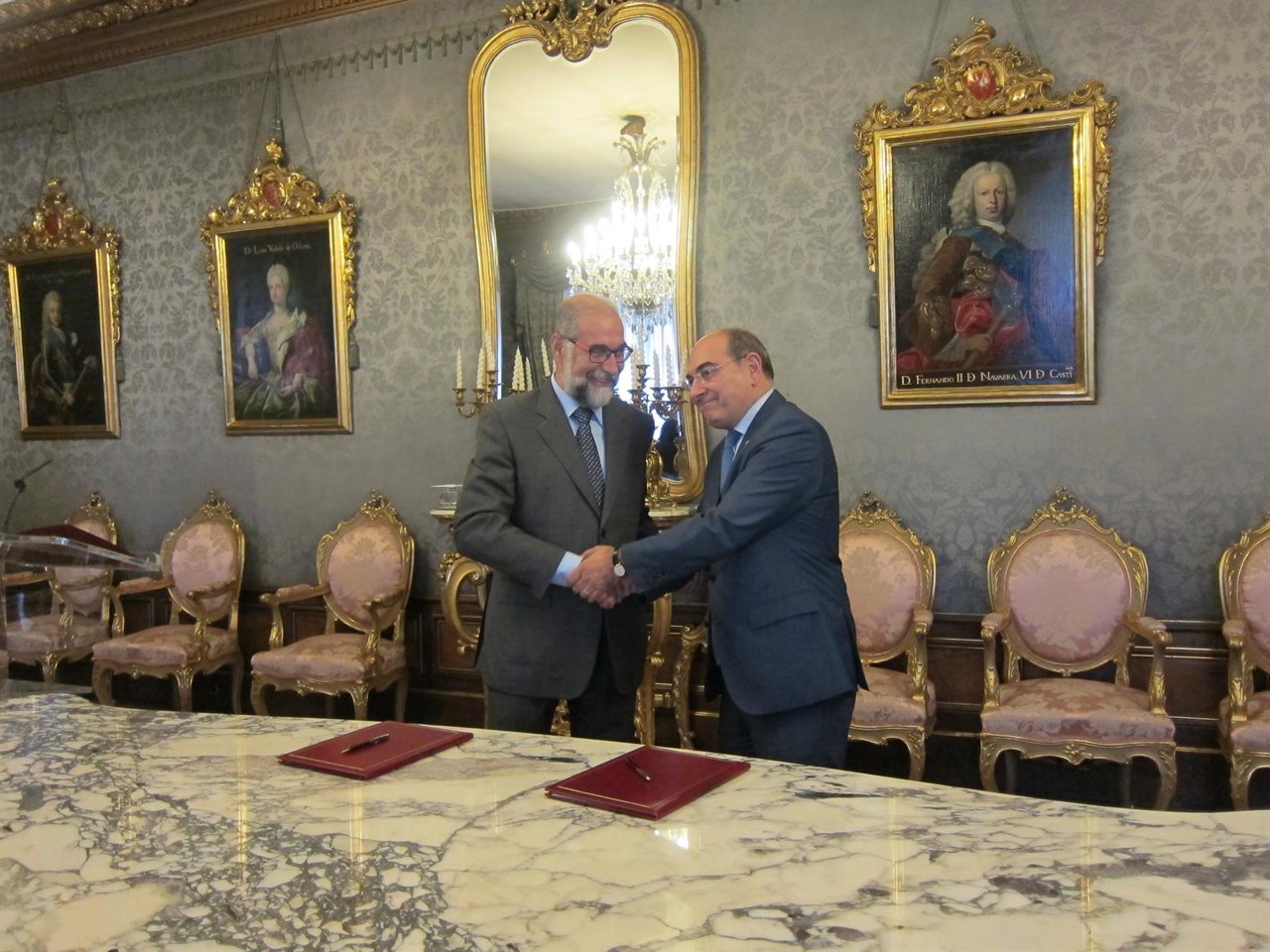 Fernando Domíguez y Jon Darpón tras la firma del convenio