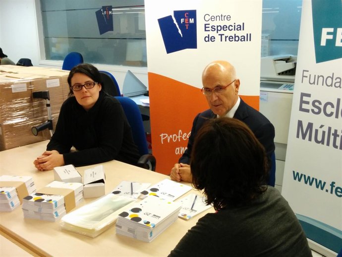 Josep Antoni Duran conversa con trabajadores de la Fundació Esclerosi Múltiple