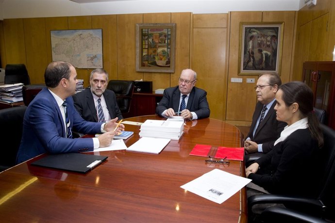 El consejero con los representantes de la plataforma