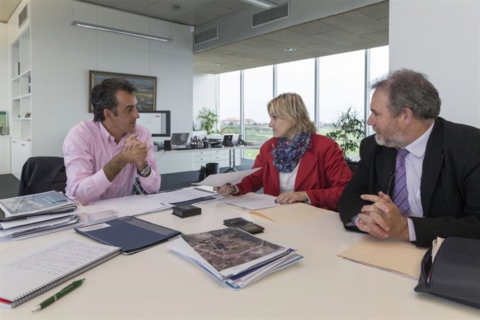 El consejero con la alcaldesa