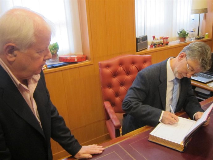 El alcalde firma en el libro de la Hermandad del Regugio