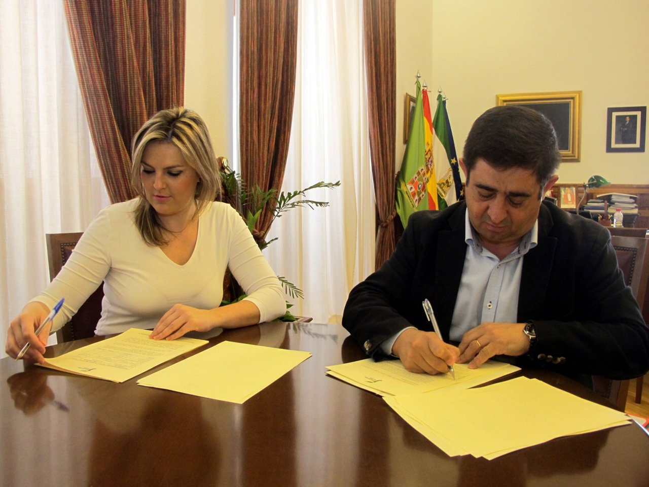 Lola Marín y Francisco Reyes firman el convenio sobre la plaza de toros de Baeza