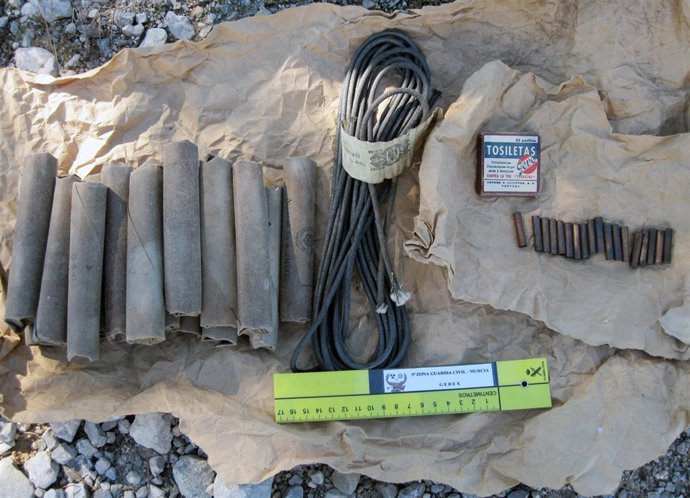 Guardia Civil destruye material explosivo hallado en una casa de campo en Ricote