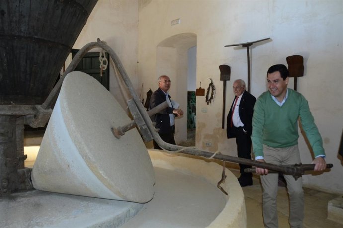 Juanma Moreno en una hacienda dedicada al olivar ecológico
