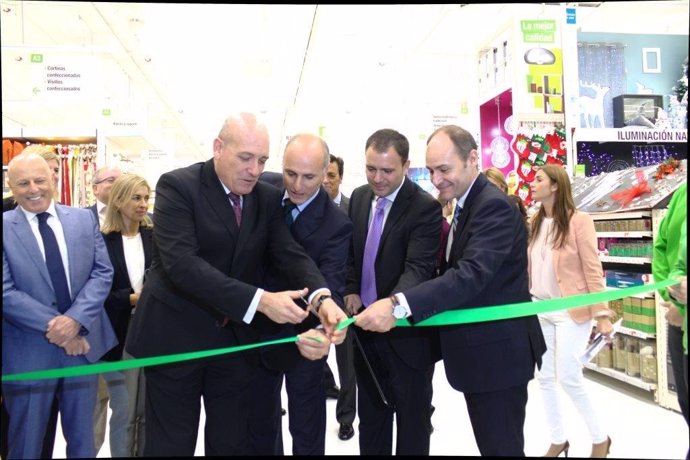 Corte de la cinta en la inauguración de la nueva tienda en Granada.