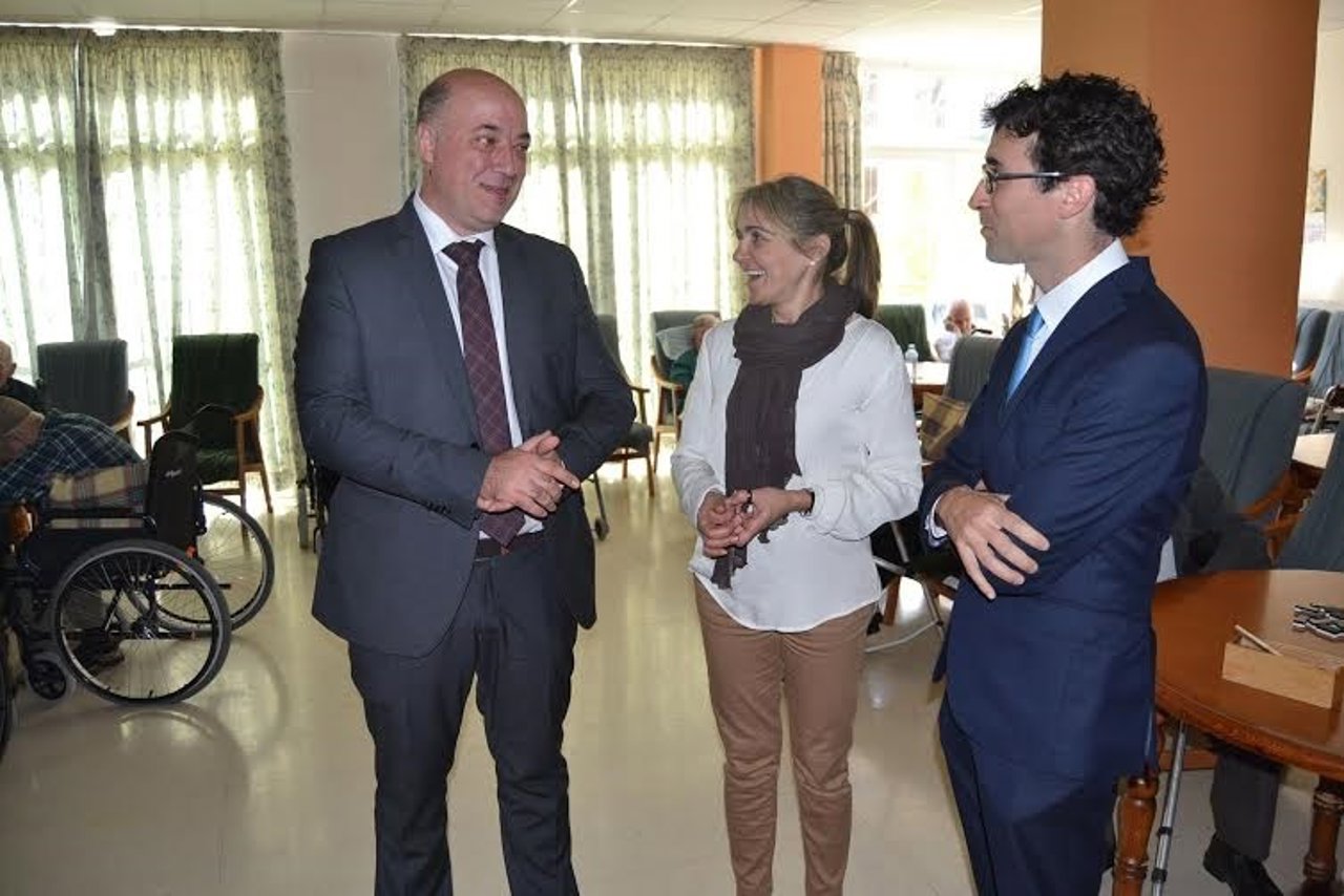 El presidente de la Diputación, Antonio Ruiz, visita la residencia de ancianos