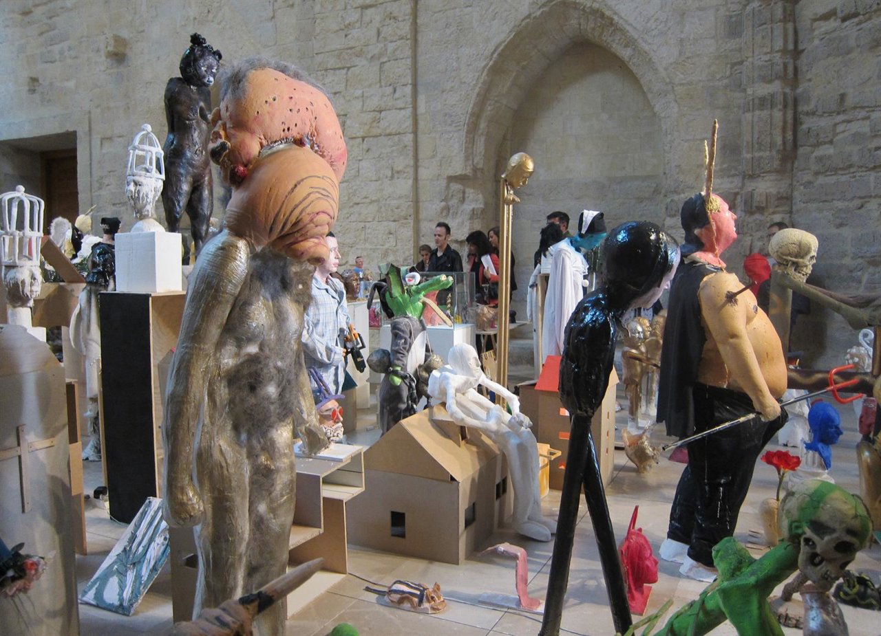 Marty y Redondo, al fondo, visitan la instalación en el Museo