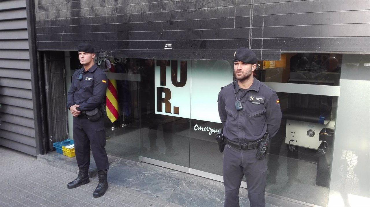 Entrada de la sede de CDC custodiada por la Guardia Civil