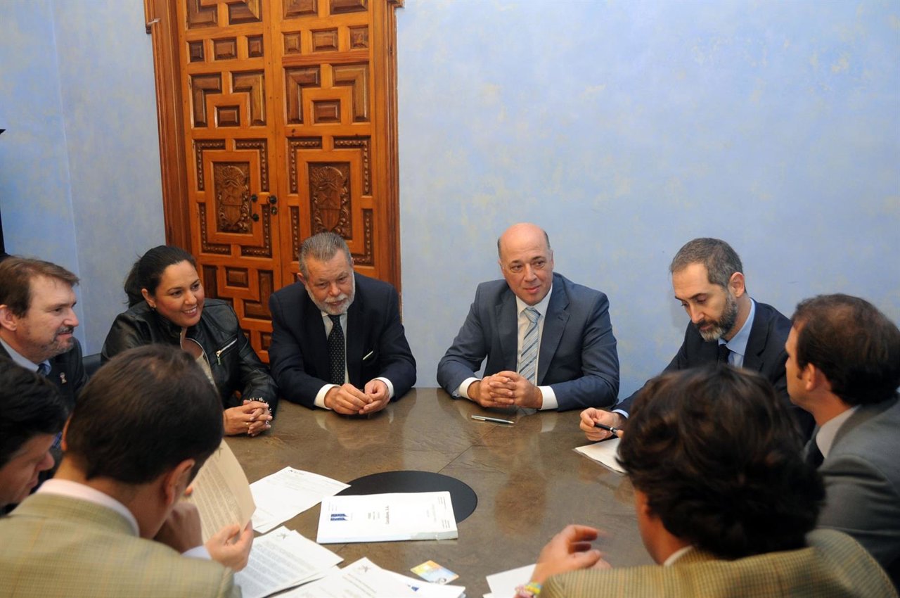 Ruiz (centro) preside la firma del crédito