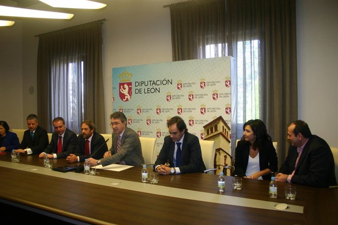 Firma del convenio entre la Diputación de León y Abanca, BBVA y Cajamar