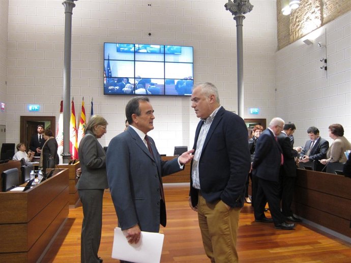 Sánchez Quero (PSOE) y Miramón (En Común) charlando antes del pleno