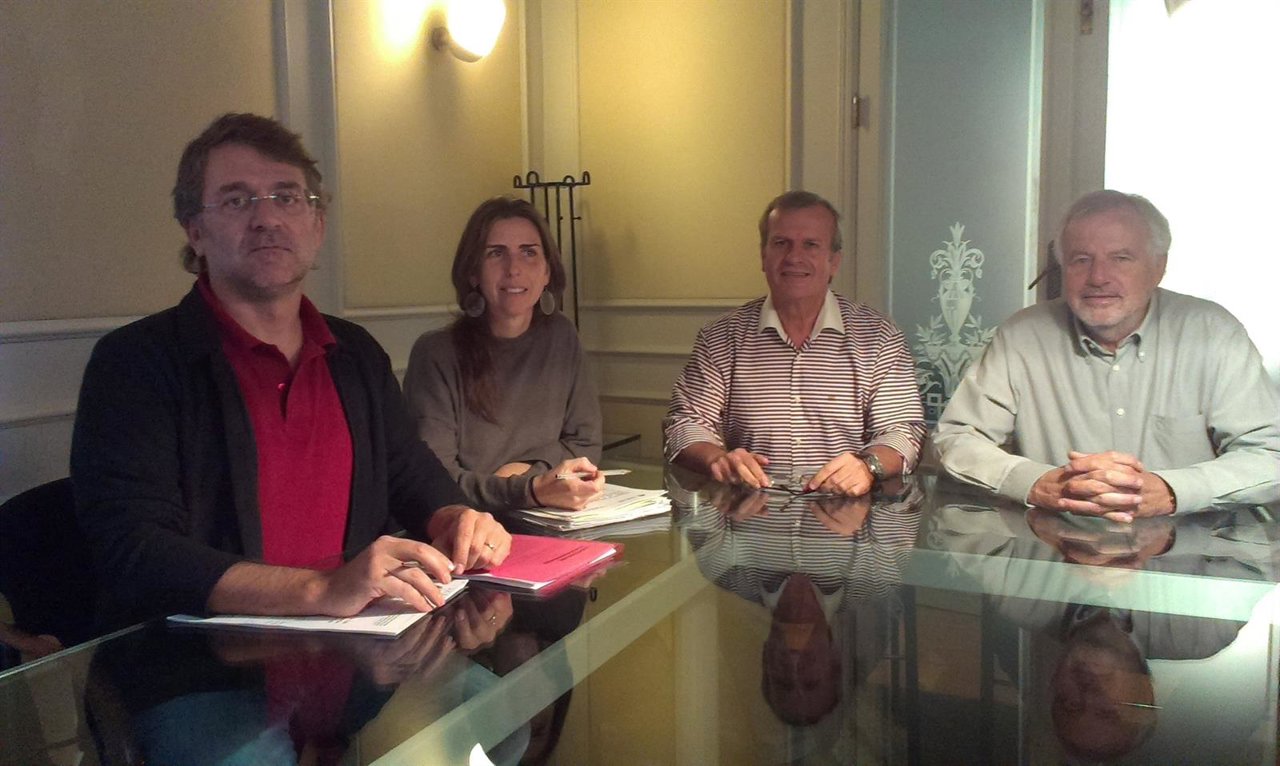 Reunión de representantes del GOB con el conseller de Territorio, Juan Bones