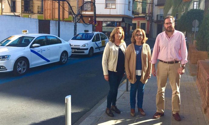 Águila Gutiérrez, Carmen Hornillo y José Manuel Villanueva en la parada de taxis