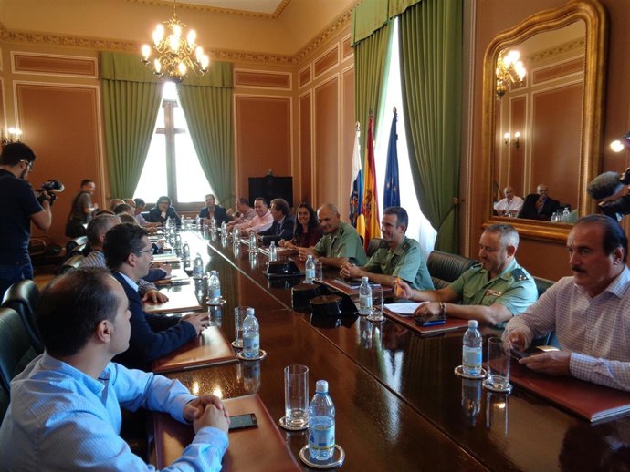 Reunión sobre la situación de la GC-2 en la Delegación del Gobierno en Canarias