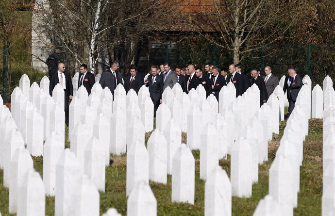 El serbio  Aleksandar Vucic en el cementerio de Potocari, cerca de Srebrenica