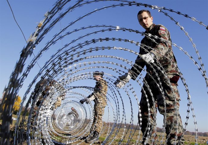 Eslovenia coloca alambre en la frontera