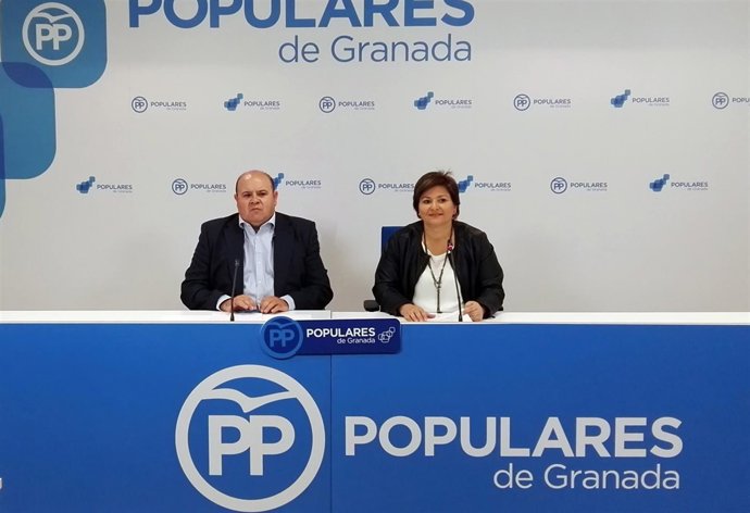 Garrido y Robles en rueda de prensa sobre irregularidades en Iznalloz.