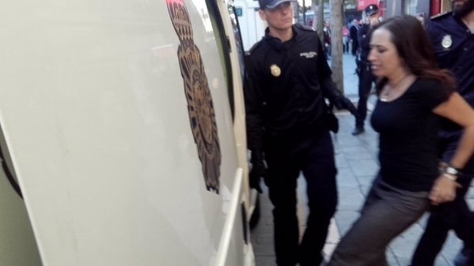Cristina Honorato ante el furgón policial.