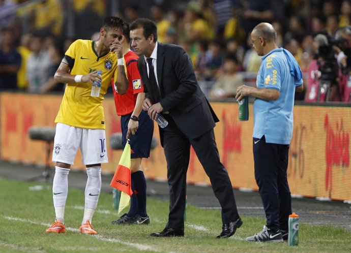 Neymar habla con Dunga durante un partido de la selección brasileña