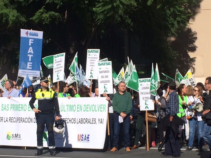 Profesionales y delegados sindicales protestan en Sevilla y Jerez