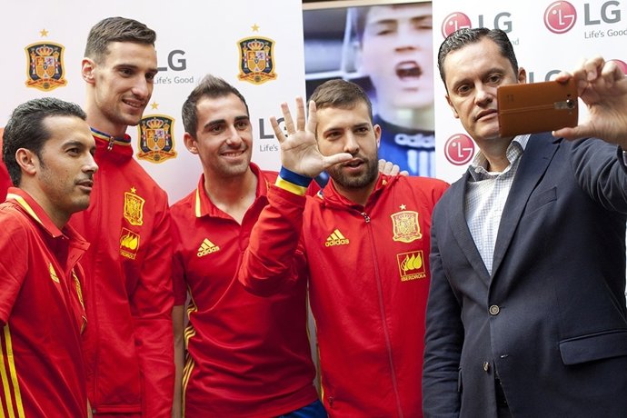 Pedro, Alcácer y Jordi Alba en un acto de LG