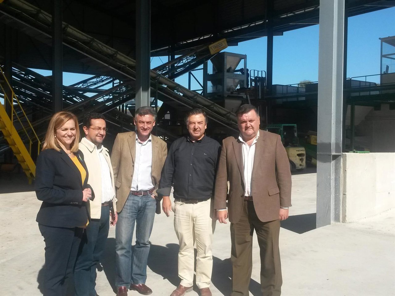 Fernández y Zurera, con otras autoridades, en la visita a una de las almazaras