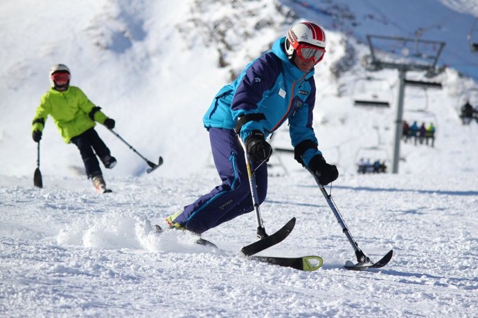 Esquiadores en Grandvalira, estación de esquí, Andorra