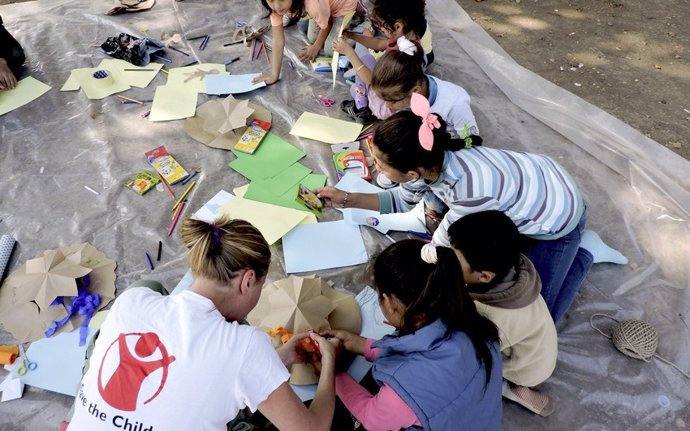 Niños refugiados juegan en un taller de Save the Children en Belgrado