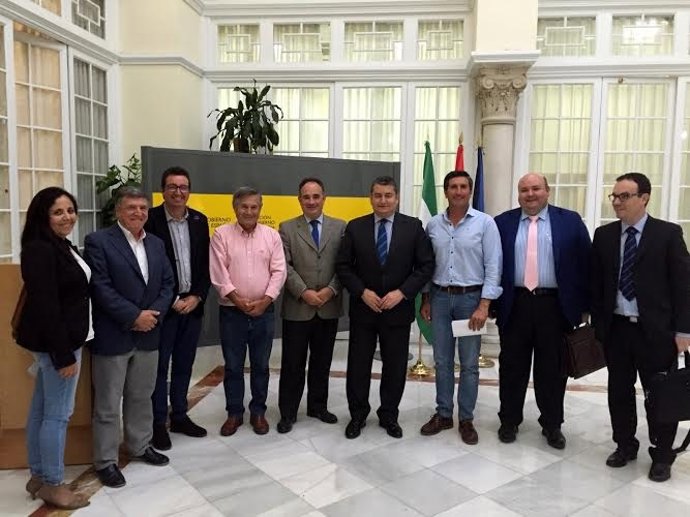 El delegado del Gobierno en Andalucía, Antonio Sanz, con regantes del Condado.