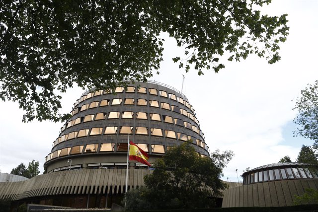 La bandera de España ondea en el Tribunal Constitucional
